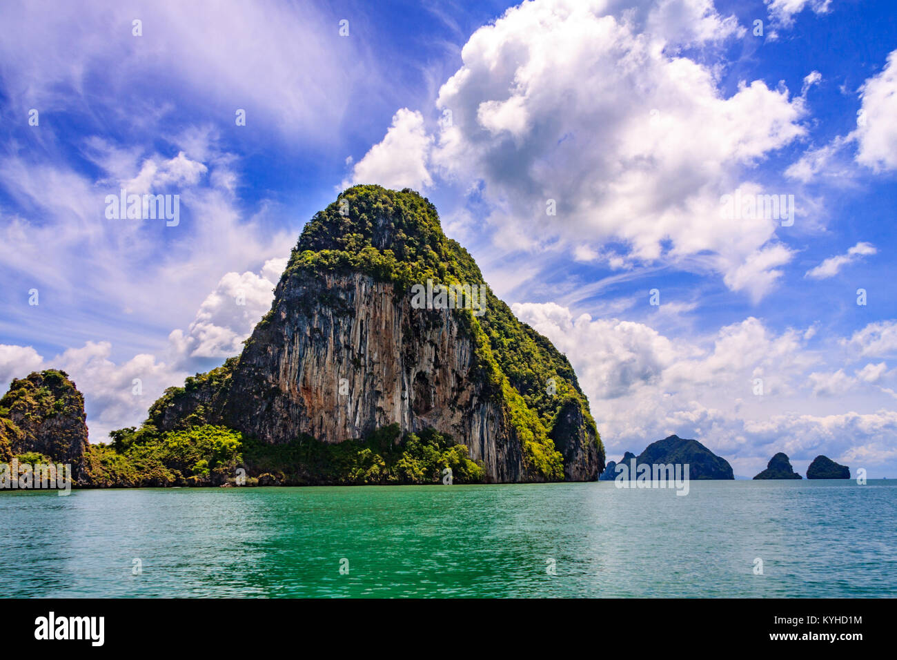 Affleurements de calcaire, Phang Nga Bay, Thaïlande Banque D'Images