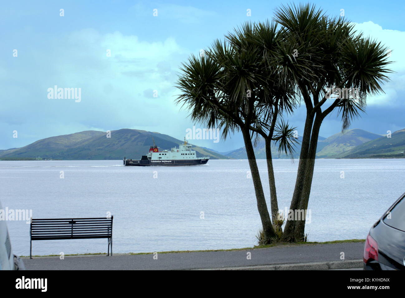 Palmiers banquette vide vue depuis la côte de Caledonian MacBrayne Argyle ferry Rothesay, Royaume-Uni et la péninsule d'Argyle Banque D'Images