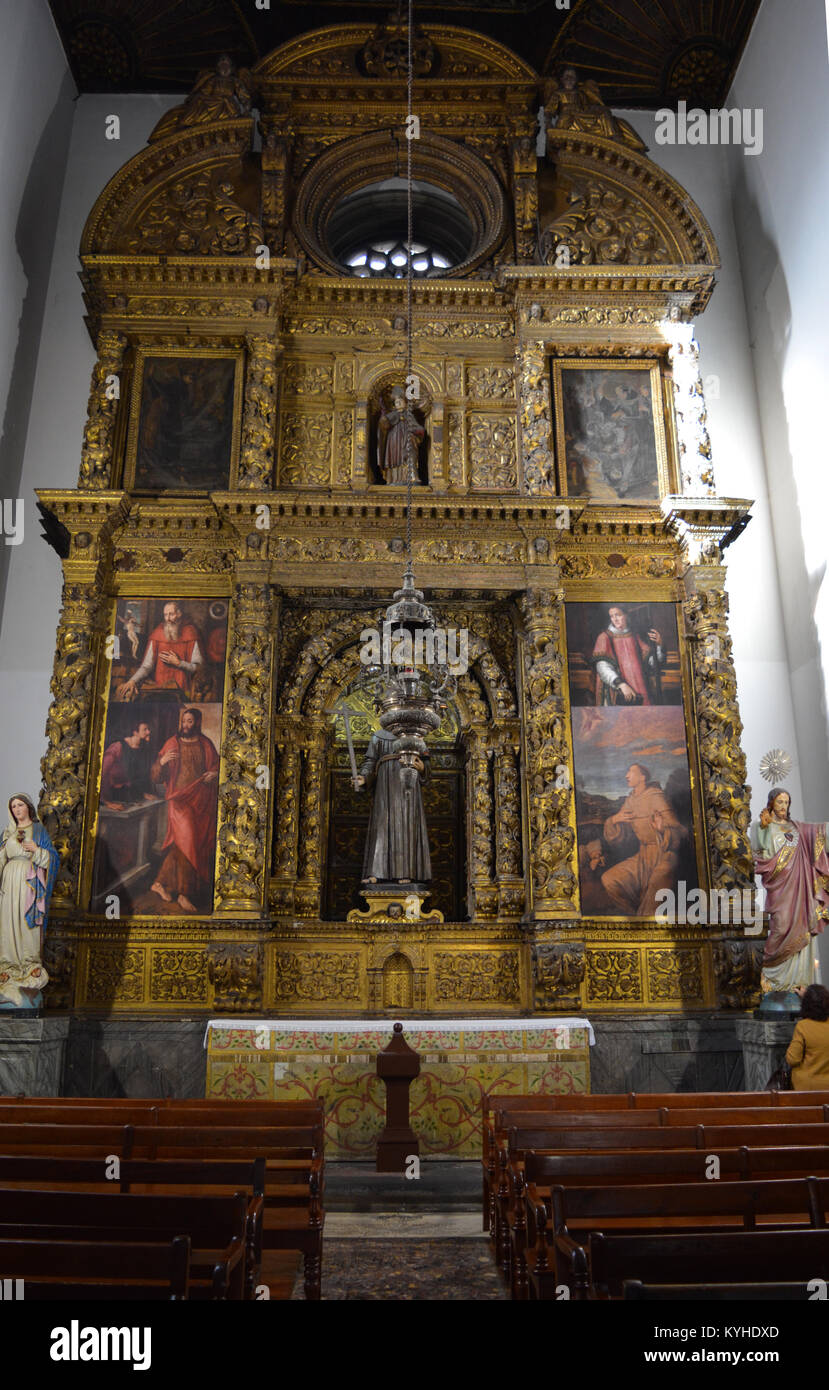 Femme en face d'une statue dans une chapelle latérale de Catedral da Sé do Funchal, Rua Estanco Velho, Funchal, Madeira, Portugal Banque D'Images