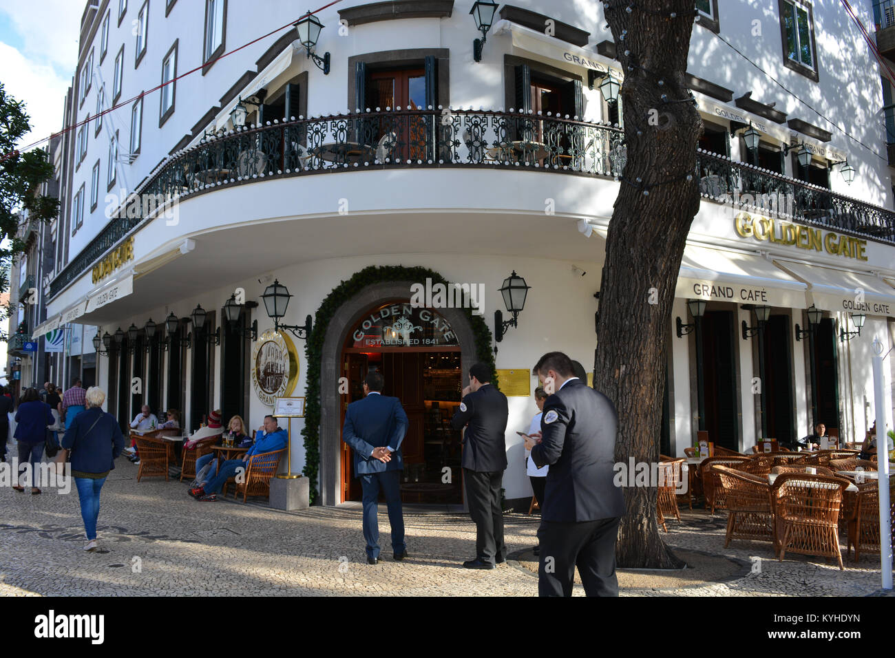 Les serveurs et le personnel à l'extérieur du Golden Gate rénové Grand Cafe sur Av. Zarco, Funchal, Madeira, Portugal Banque D'Images