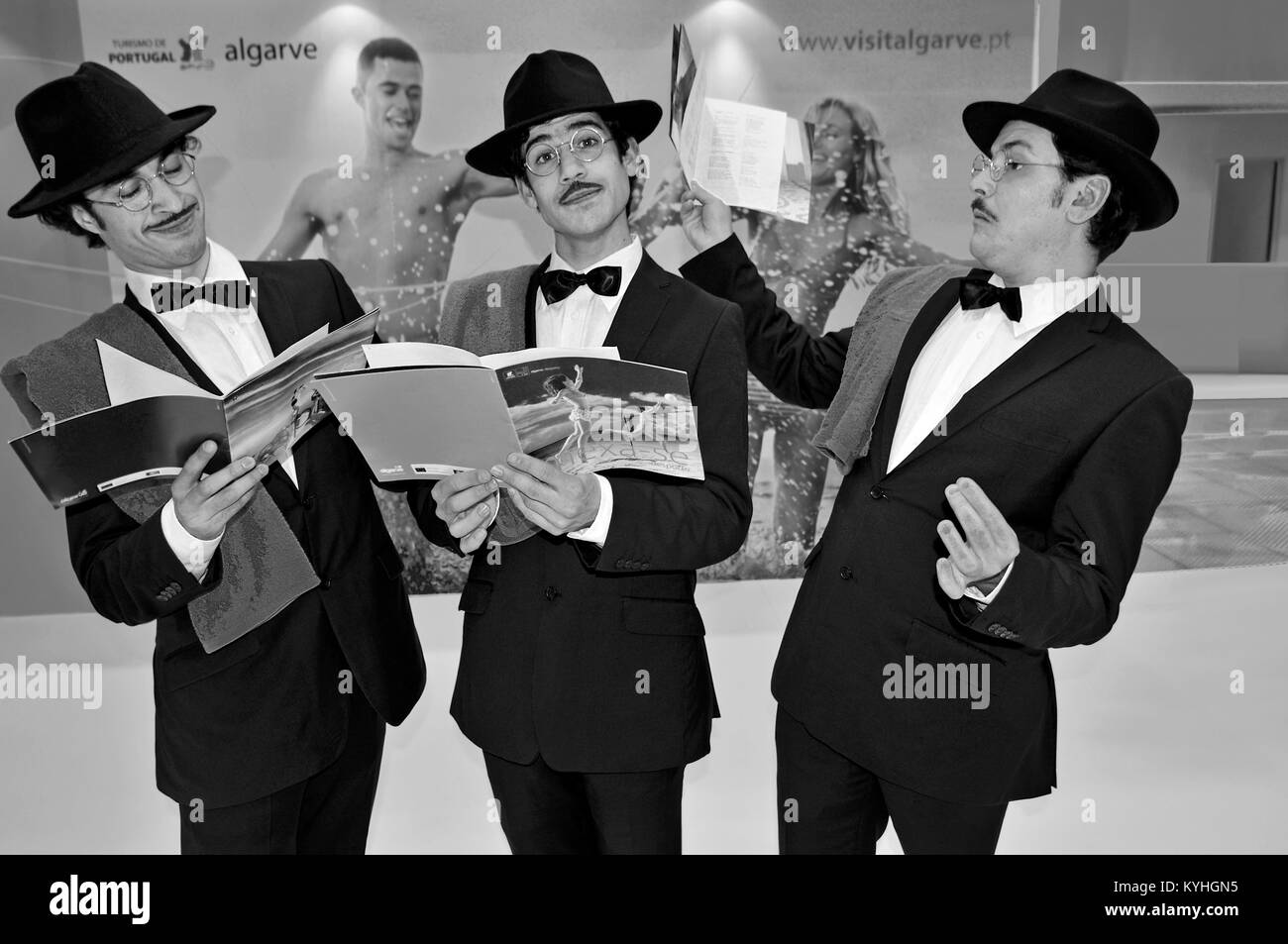 Trois acteurs représentant hétéronymes de Fernando Pessoa, poète portugais Banque D'Images