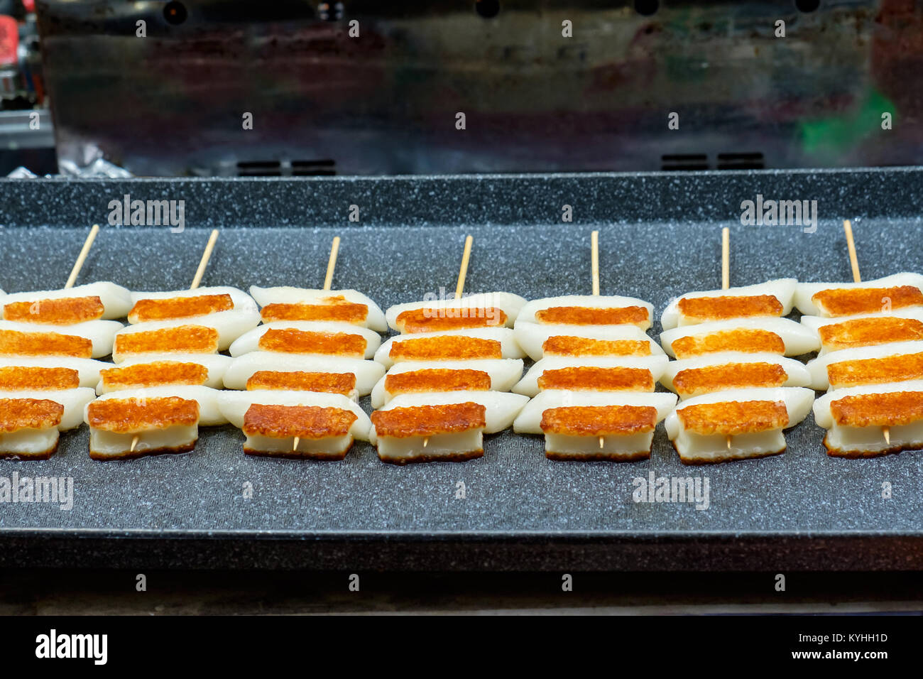 Gâteau de riz et de fromage grillé (Korean Street Food Photo Stock - Alamy