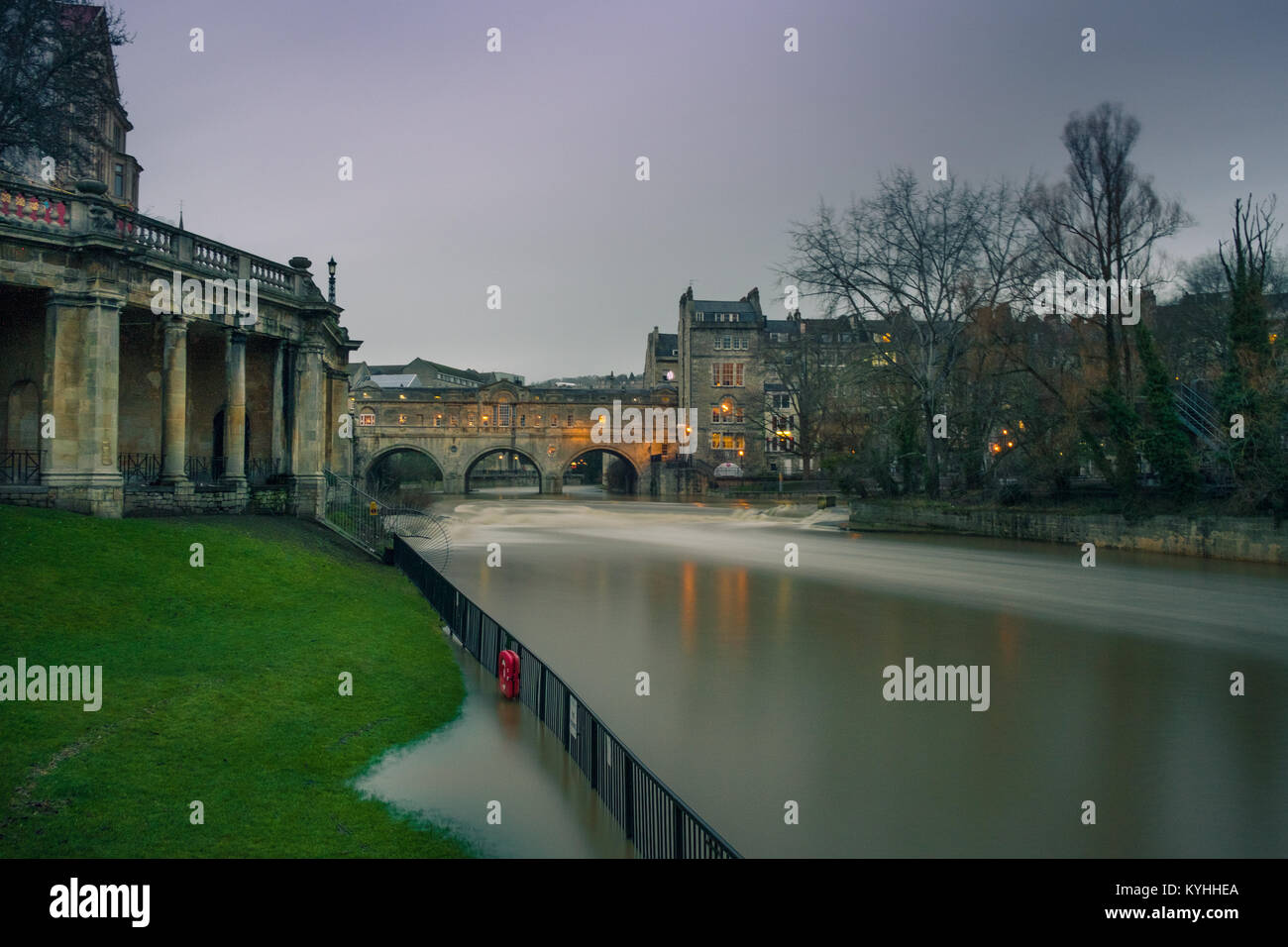 Pulteney Bridge et la rivière Avon, Bath, Somerset, Royaume-Uni Banque D'Images