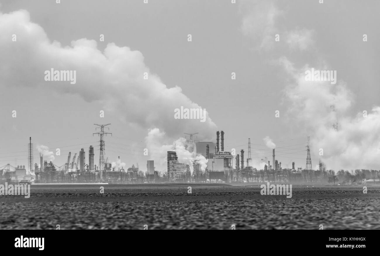 Paysage de la route industrielle y compris les centrales électriques, les raffineries et les tissus Banque D'Images