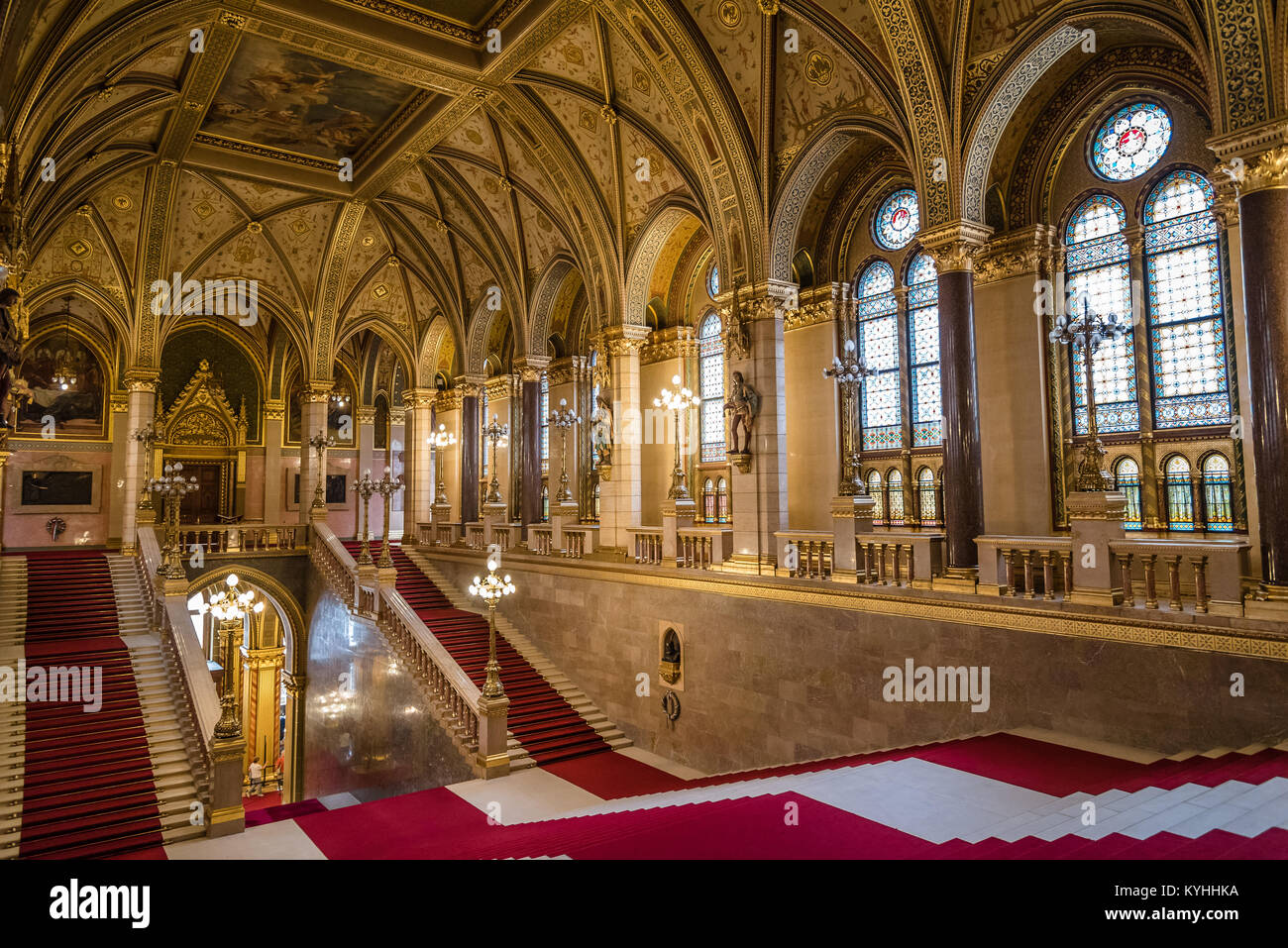 Budapest, Hongrie - vue de l'intérieur de l'escalier principal du bâtiment du parlement hongrois. C'est le siège de l'Assemblée nationale de Hongrie Banque D'Images