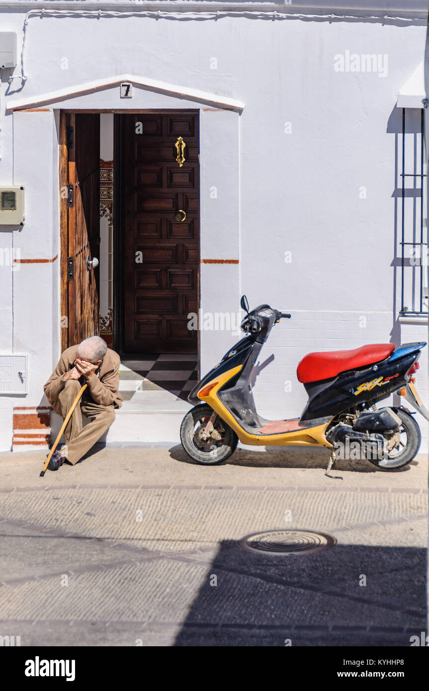 Personnes âgées met une moto à Arcos de la Frontera en Andalousie, Espagne Banque D'Images