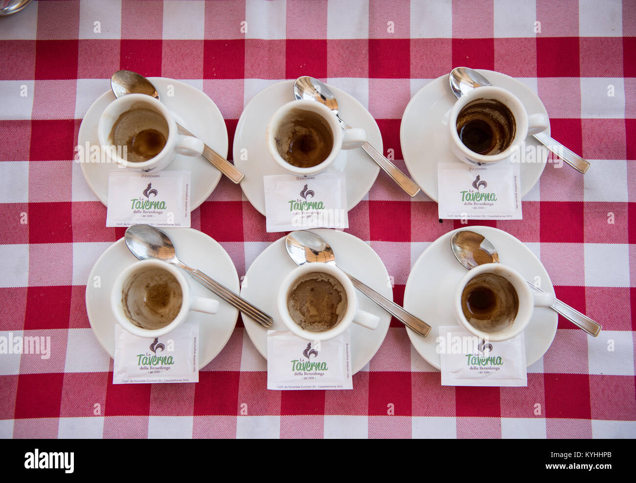 Tasses expresso vide dans un café, Toscane, Italie Gaiole. Banque D'Images