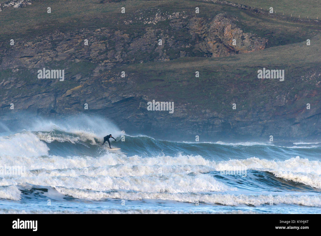 En surfant à Polzeath - un surfeur à Polzeath sur la côte nord des Cornouailles. Banque D'Images