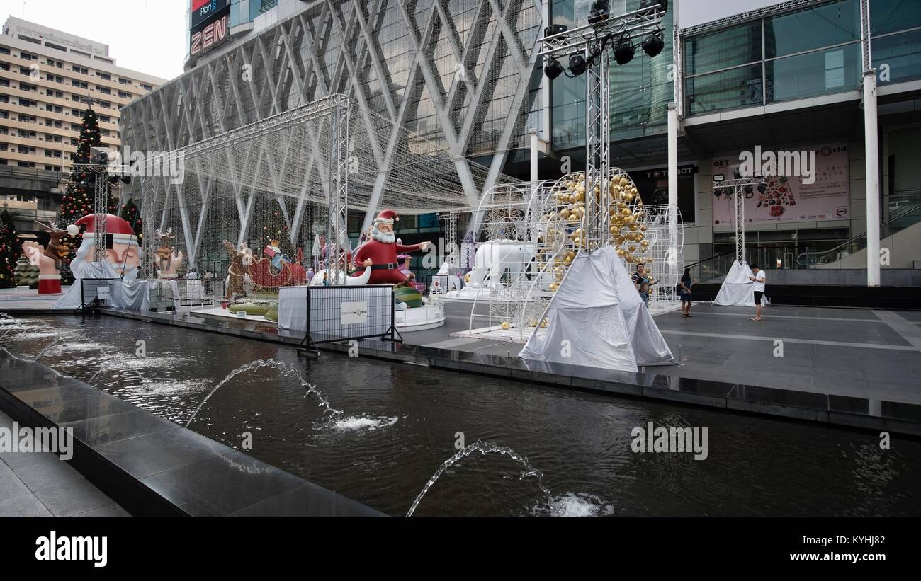 Noël inhabituel Centre commercial du monde Bangkok Thaïlande Noël Santa Claus Holiday Seasons Greetings décorations Bangkok Thaïlande Banque D'Images