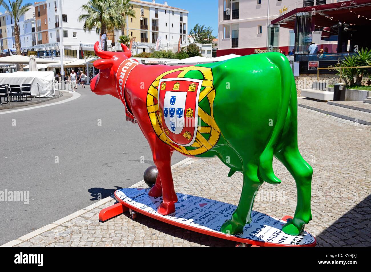 Statue de taureau peint en rouge et vert avec le logo de l'équipe nationale de football portugais sur le côté dans la zone de la marina, Vilamoura, Algarve, Portugal, Eur Banque D'Images