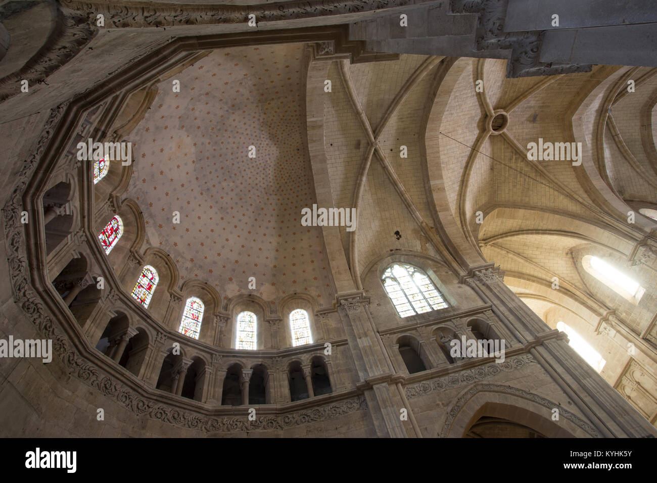 France, Haute-Marne (52), Langres, cathédrale Saint-Mammès du XIIe siècle, rangée des fenêtres au-dessus du triforium // France, Haute-Marne, Langres, Banque D'Images