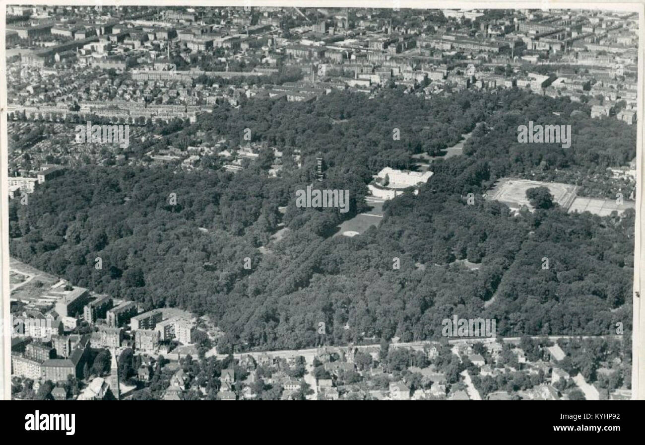 Photographie aérienne de Söndermarken, montrant l'aménagement du parc, l'espace ouvert, la végétation, les allées, et le contexte environnemental dans la région environnante. Banque D'Images