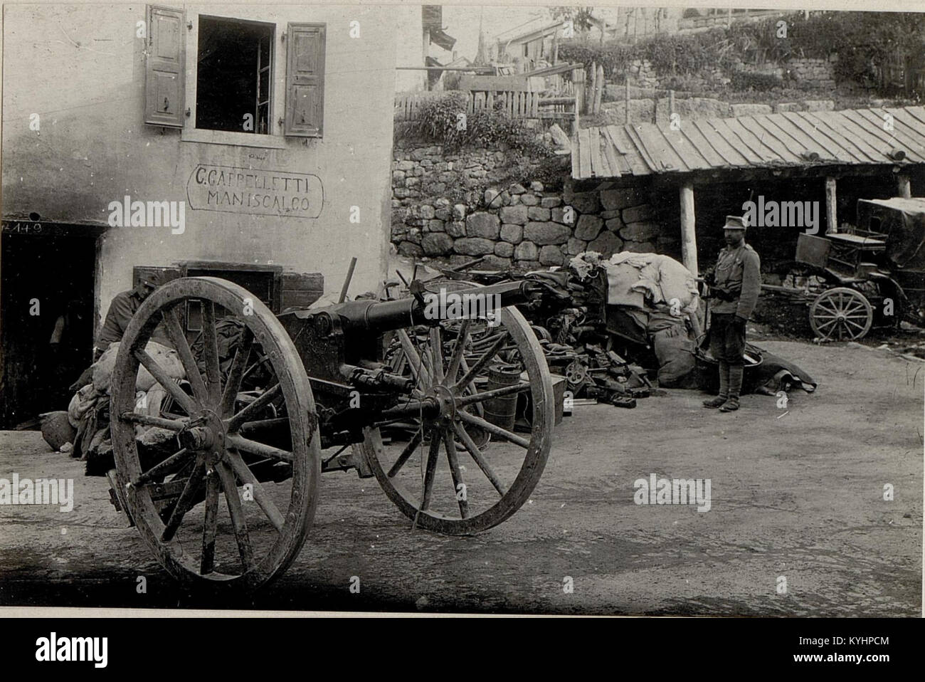 Un canon d'artillerie italien de 6,5 cm situé dans le Tyrol du Sud, en Italie, documenté pour son importance militaire et historique. Banque D'Images