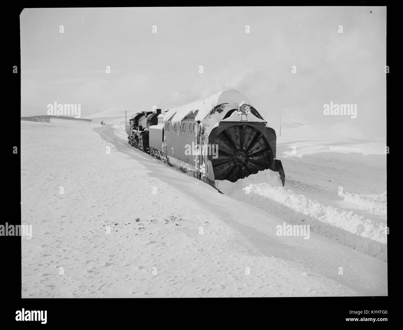 Photographie en noir et blanc de 1957 représentant un train traversant Saltfjellet près de Stødi à Nordland, Norvège, mettant en valeur le terrain accidenté et l'infrastructure ferroviaire de la région. Banque D'Images
