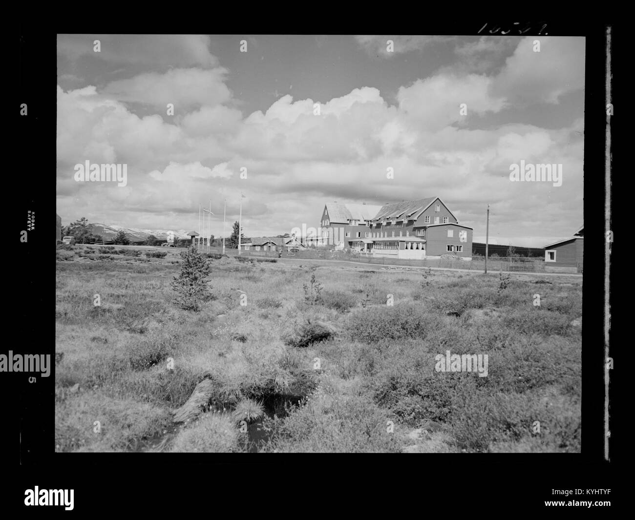 Sanderstølen, Norvège, une colonie rurale montrant des bâtiments agricoles norvégiens traditionnels et le paysage environnant dans une photographie historique. Banque D'Images