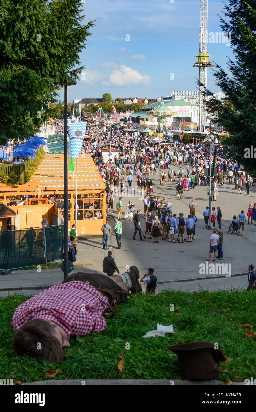 München, Munich : la bière Oktoberfest : ivre homme Pantalon en cuir à Meadow, Oberbayern, Upper Bavaria, Bayern, Bavière, Allemagne Banque D'Images