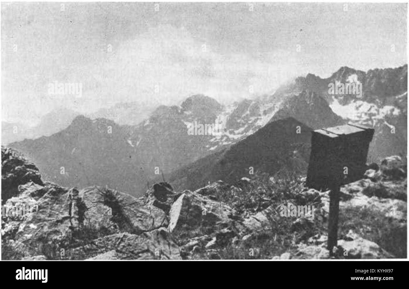 Une photographie prise depuis le sommet de Pristovški Storžič dans les Alpes de Savinja, Slovénie, en 1937, montrant la vue panoramique sur le paysage montagneux environnant. Banque D'Images