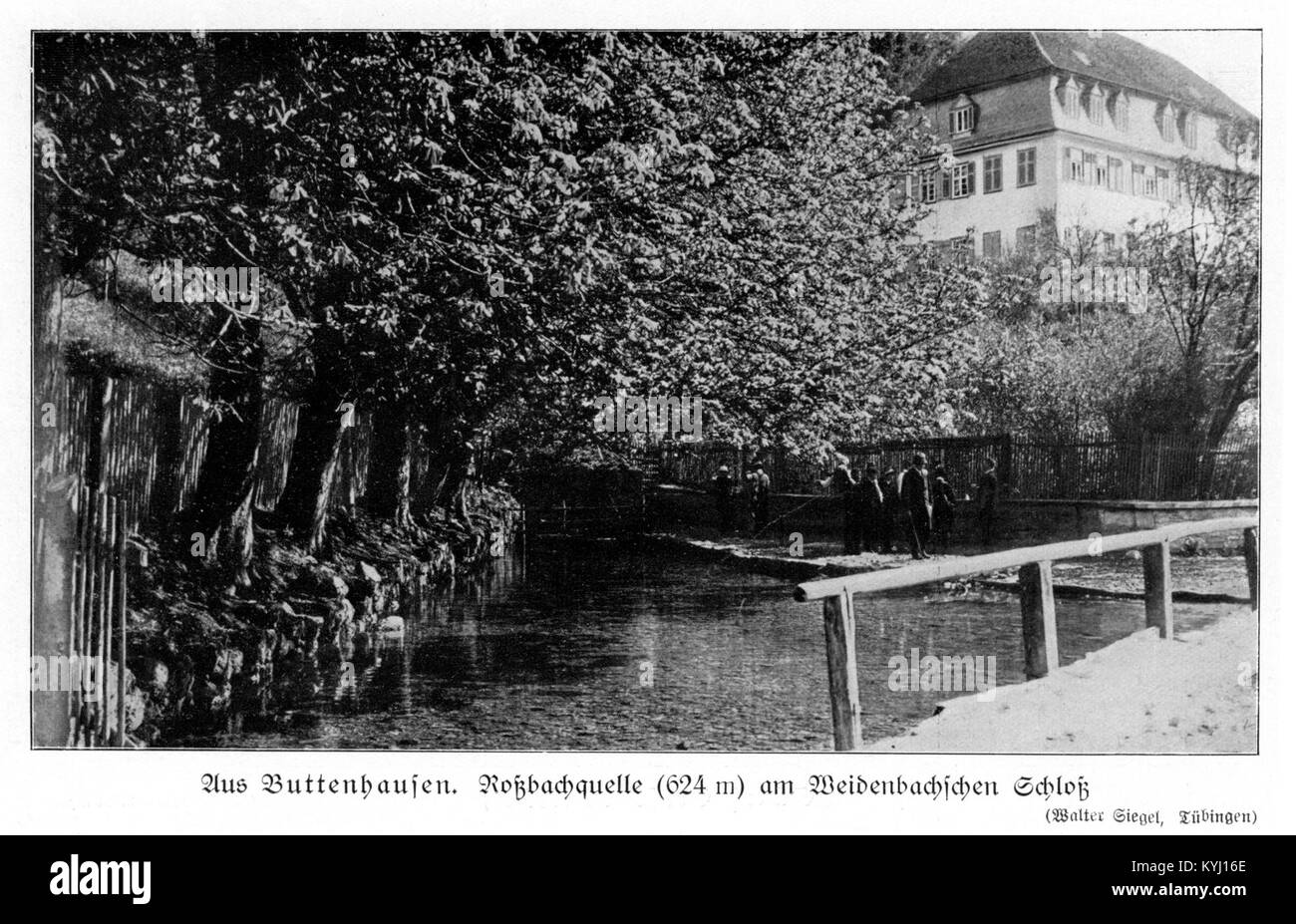 Röbachquelle Spring et le château de Weidenbach à Buttenhausen, photographiés à Schwabenalb S118C, mettant en valeur l'architecture historique et les paysages pittoresques de l'Allemagne. Banque D'Images