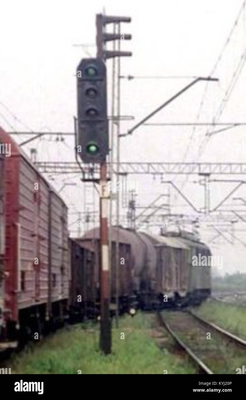 Le Semafor F, un système de signalisation sémaphore situé à Swiebodzice, en Pologne, faisait partie de l'infrastructure ferroviaire utilisée pour contrôler les mouvements des trains et assurer la sécurité opérationnelle dans la région. Banque D'Images