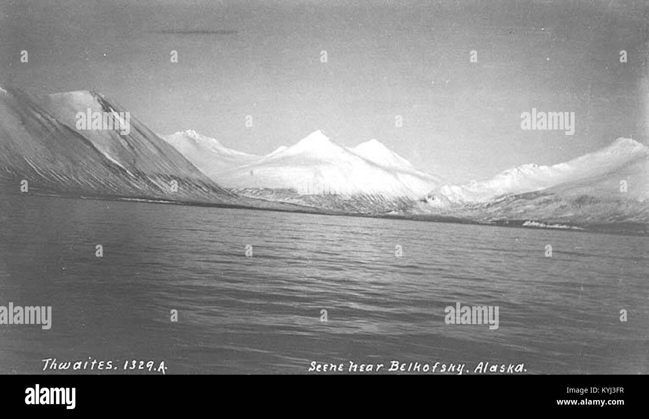 Photographie représentant des montagnes enneigées près de Belkofski, Alaska, vers 1912. Belkofski est situé à l'extrémité est de la péninsule de l'Alaska, à environ 12 milles au sud-est de King Cove. Initialement colonisé par les Russes en 1823 pour récolter des loutres de mer, il est devenu l'un des villages les plus riches de la région dans les années 1880, avec trois magasins et une église orthodoxe russe. Banque D'Images