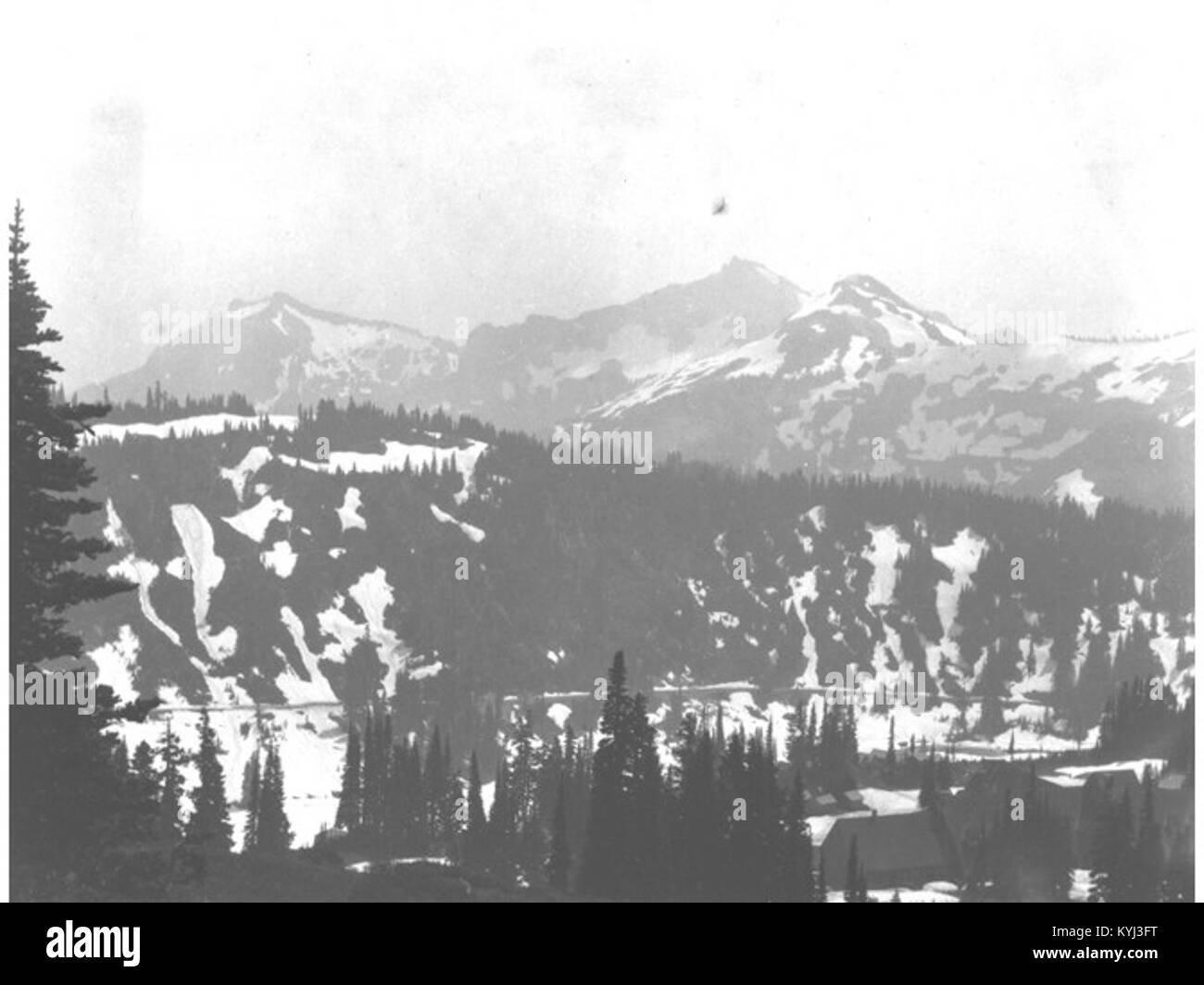 Cette photographie de 1917 montre des montagnes enneigées près de Snoqualmie Pass, Washington, mettant en valeur le paysage alpin naturel de la région Banque D'Images