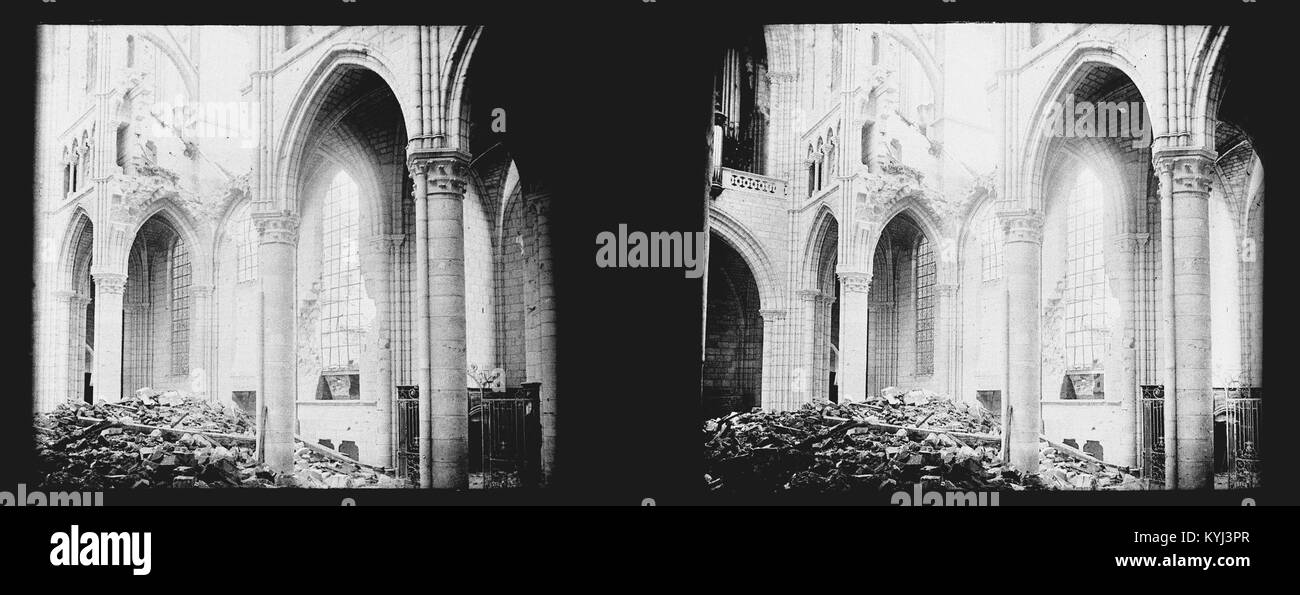 Vue intérieure de la cathédrale de Soissons en France, montrant les caractéristiques architecturales gothiques, la nef et les éléments décoratifs religieux de la cathédrale historique. Banque D'Images