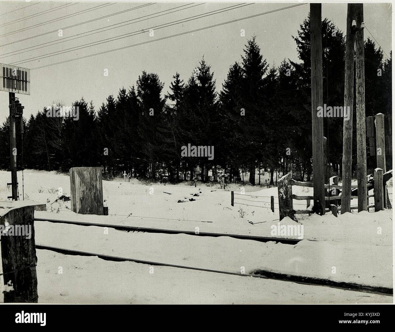 Cette photographie montre les tombes de soldats près d'un remblai ferroviaire au sud de Bikolajew, illustrant les pratiques funéraires militaires de la première Guerre mondiale et la commémoration en Europe de l'est. Banque D'Images