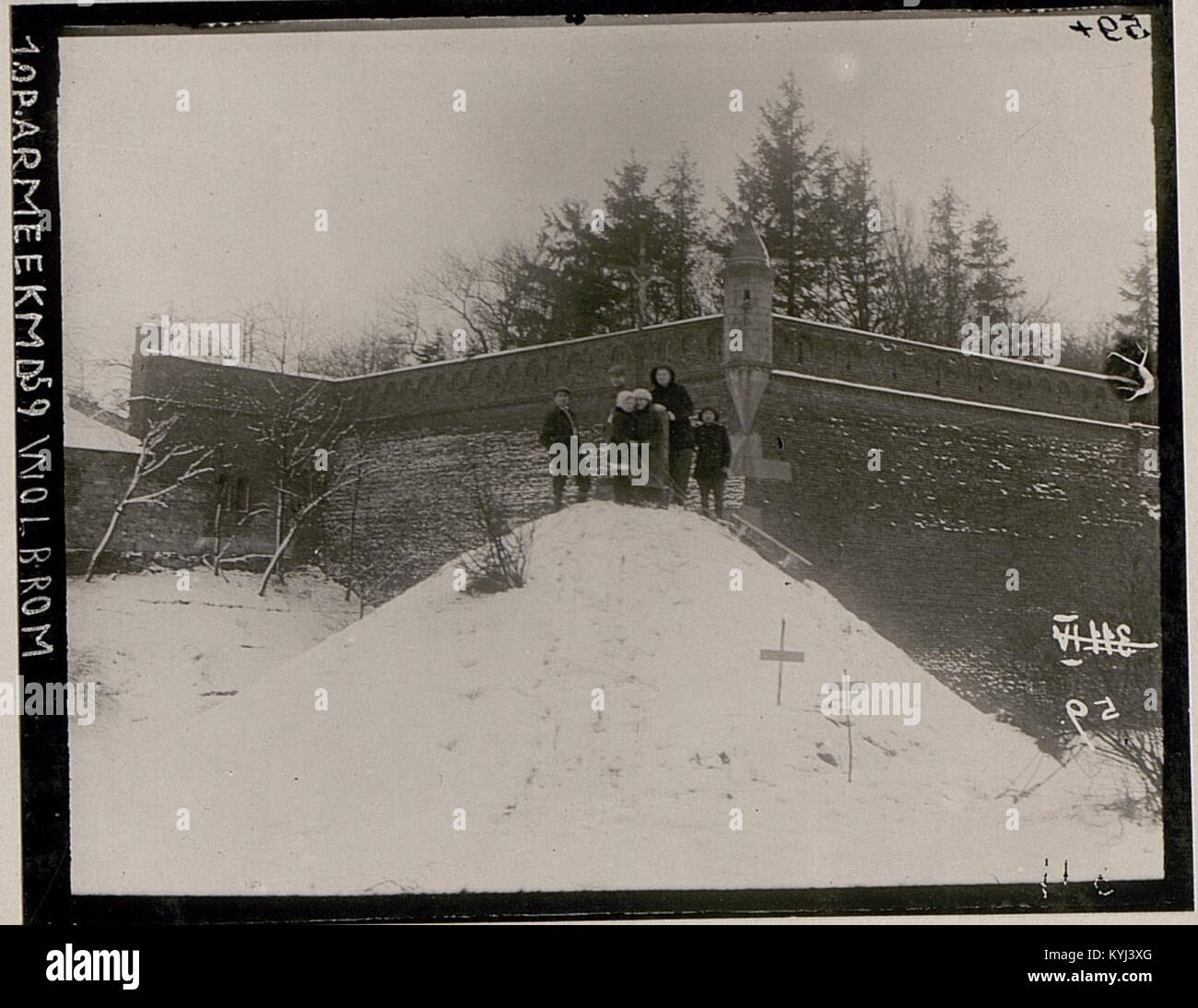 Tombes de soldats à la Croix de fer près du coin boisé du parc du château de Pilica, marquant un site de sépulture militaire historique en Pologne. Banque D'Images