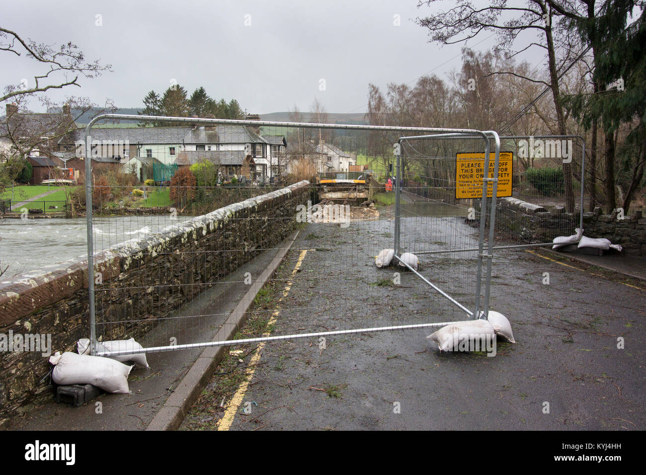 Barrières de sécurité protégeant bridge lavé après la tempête Desmond en Cumbria, UK, 2015. Banque D'Images