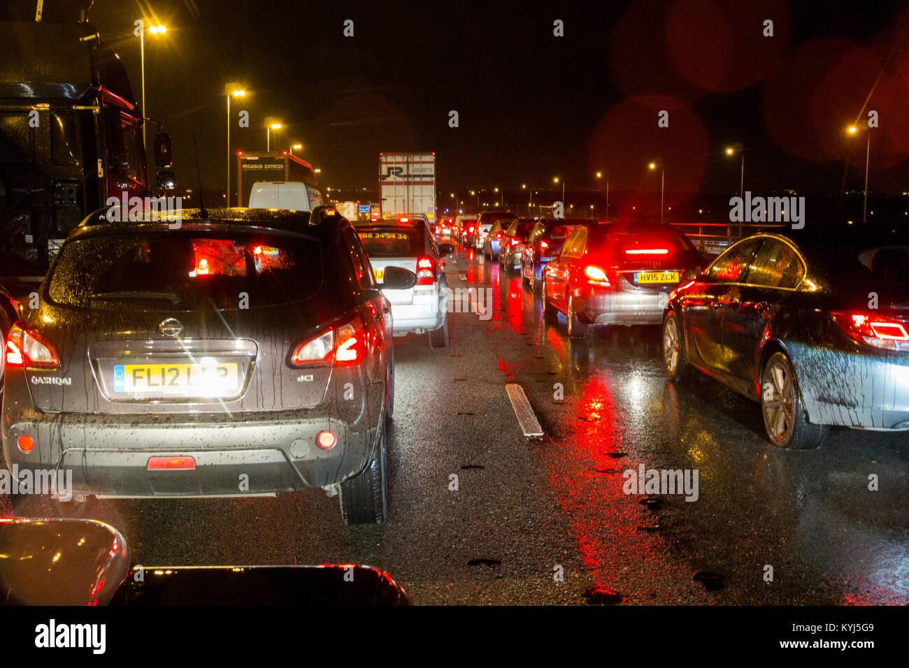 Embouteillage à la nuit, sur l'autoroute M6, au Royaume-Uni. Banque D'Images
