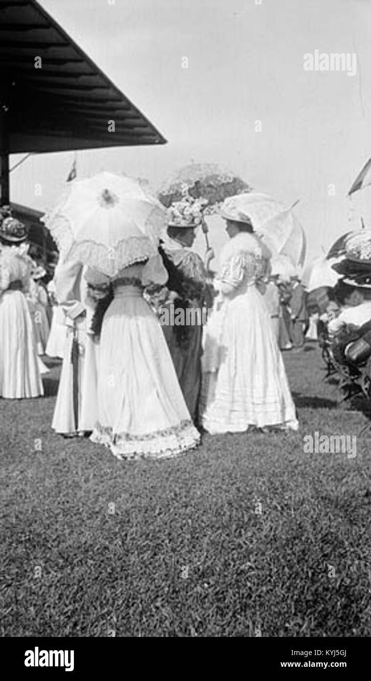 Les spectateurs se sont rassemblés au parc Woodbine pour assister à la course de chevaux King's plate, illustrant les événements sportifs et les rassemblements sociaux du début du XXe siècle au Canada. Banque D'Images
