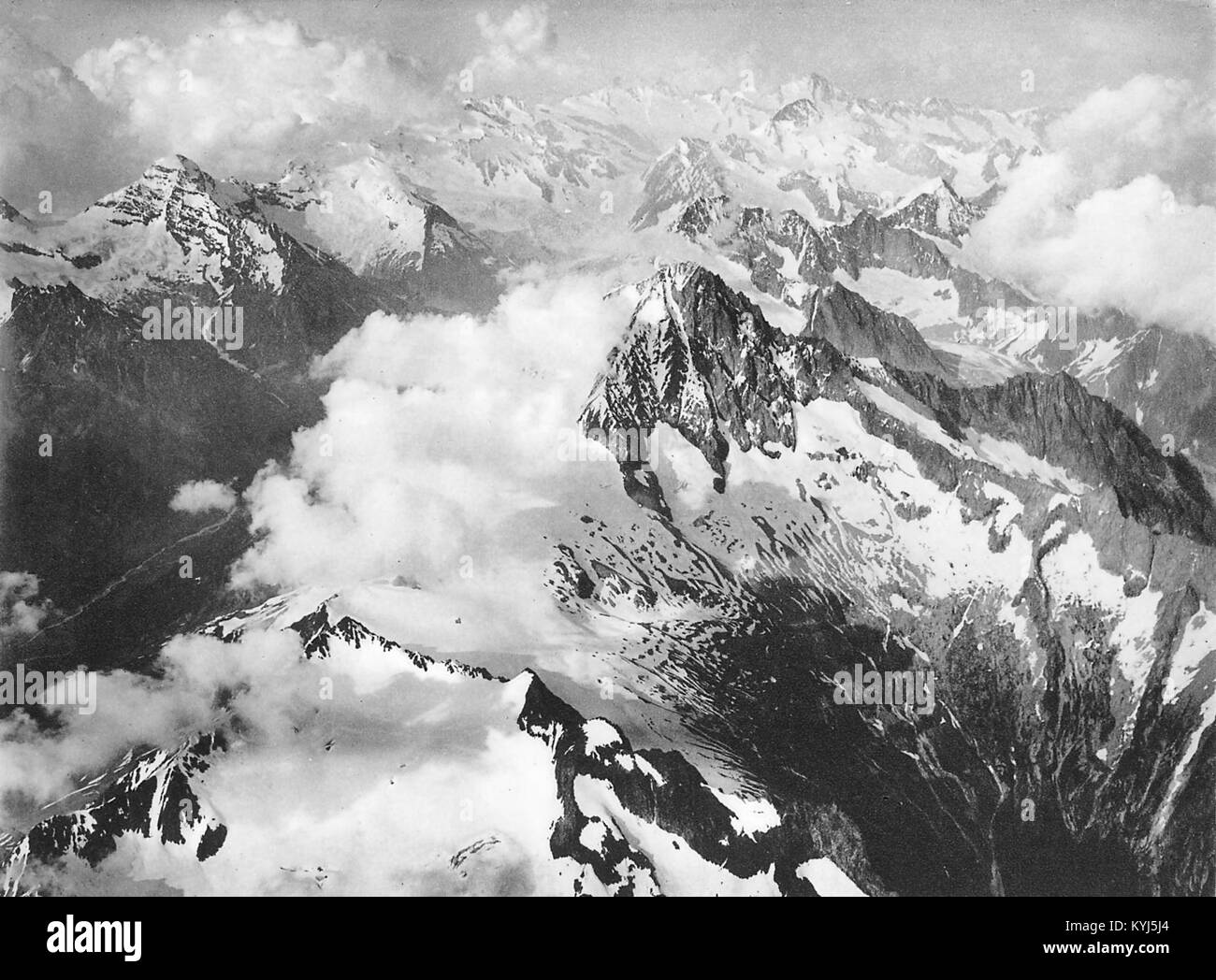 Cette photographie de Spelterini capture la montagne Bietschhorn dans la vallée du Lötschental, en Suisse, mettant en valeur les paysages alpins et alpinistes. Banque D'Images