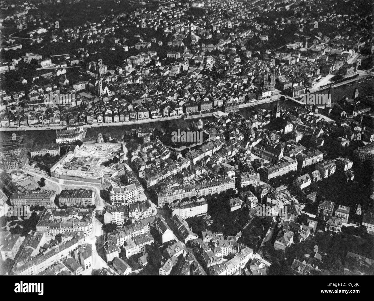 Alberto Spelterini, un montgolfière suisse, est représenté lors d'un vol en montgolfière au-dessus de Zürich, mettant en évidence les débuts de l'histoire de l'aviation européenne et les pionniers du voyage en montgolfière. Banque D'Images