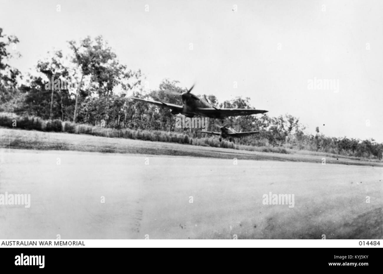 Photographie d'avions britanniques Spitfire à Darwin, Australie, illustrant leur utilisation pendant la seconde Guerre mondiale et leur rôle opérationnel sur le théâtre du Pacifique. Banque D'Images