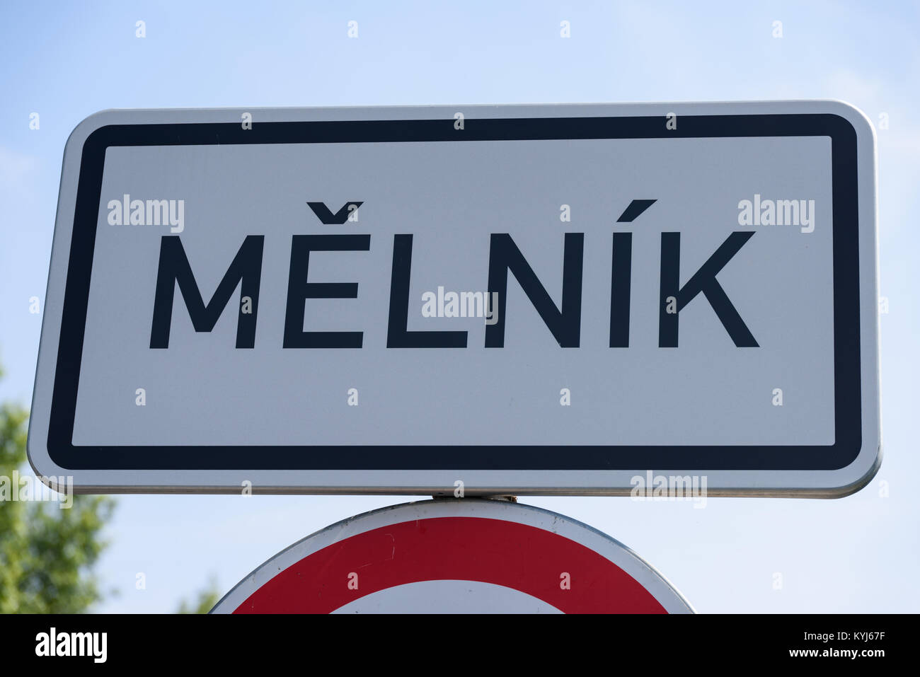 L'entrée de la ville de Melnik signer sur le dessus d'un panneau de circulation aux beaux jours d'été dans la région de Melnik, République Tchèque Banque D'Images