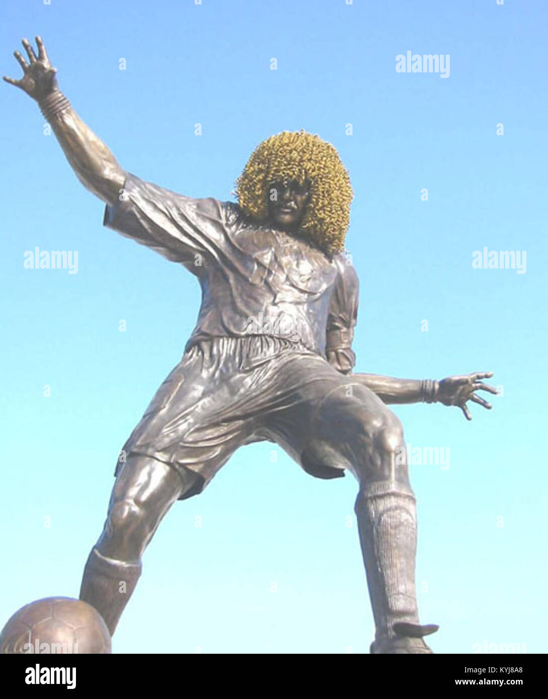 La statue de Carlos Valderrama, créée par Amílkar Ariza, rend hommage au footballeur colombien et reflète sa contribution au sport national et à la commémoration publique. Banque D'Images