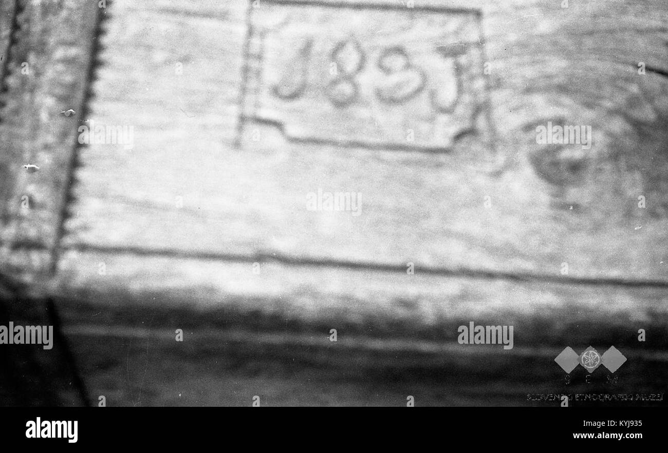 Photographie de Stenica, près de Skutnik, Slovénie, datant de 1963, montrant une ligne de trolleybus et une infrastructure de transport locale dans la région. Banque D'Images