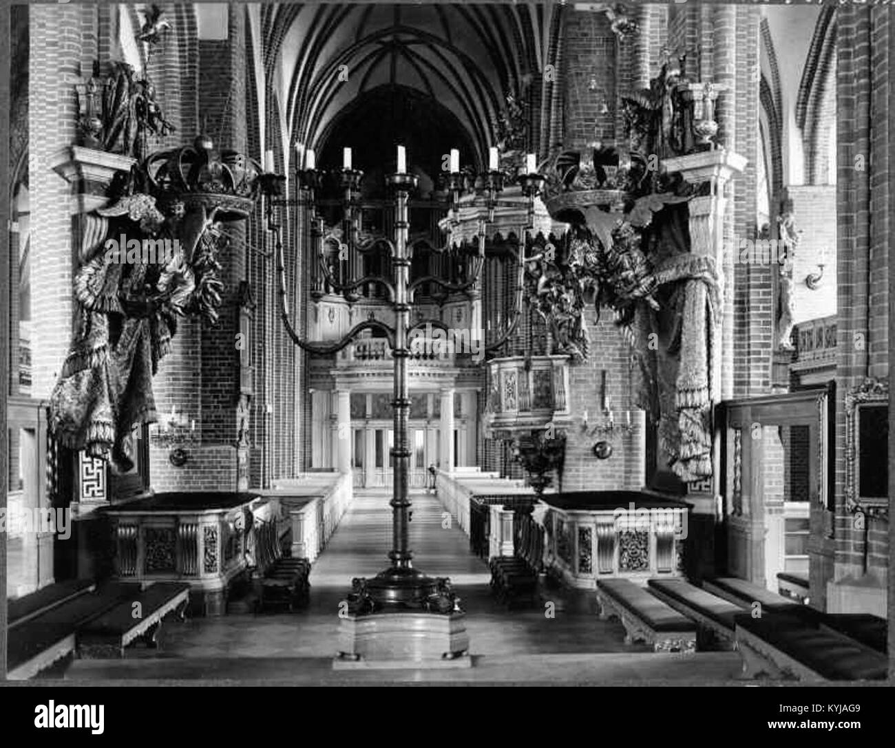Storkyrkan, la cathédrale de Stockholm, a été consacrée en 1306 et se trouve à Gamla stan. Il présente un intérieur gothique et un extérieur baroque, reflétant son importance historique. L'église a accueilli divers événements royaux et continue de servir de lieu de culte et de patrimoine culturel. Banque D'Images
