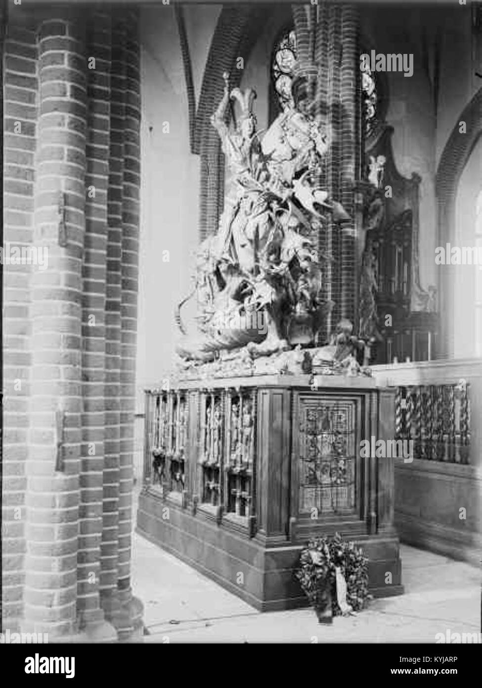 Storkyrkan, la cathédrale de Stockholm, a été consacrée en 1306 et se trouve à Gamla stan. Il présente un intérieur gothique et un extérieur baroque, reflétant son importance historique. L'église a accueilli divers événements royaux et continue de servir de lieu de culte et de patrimoine culturel. Banque D'Images