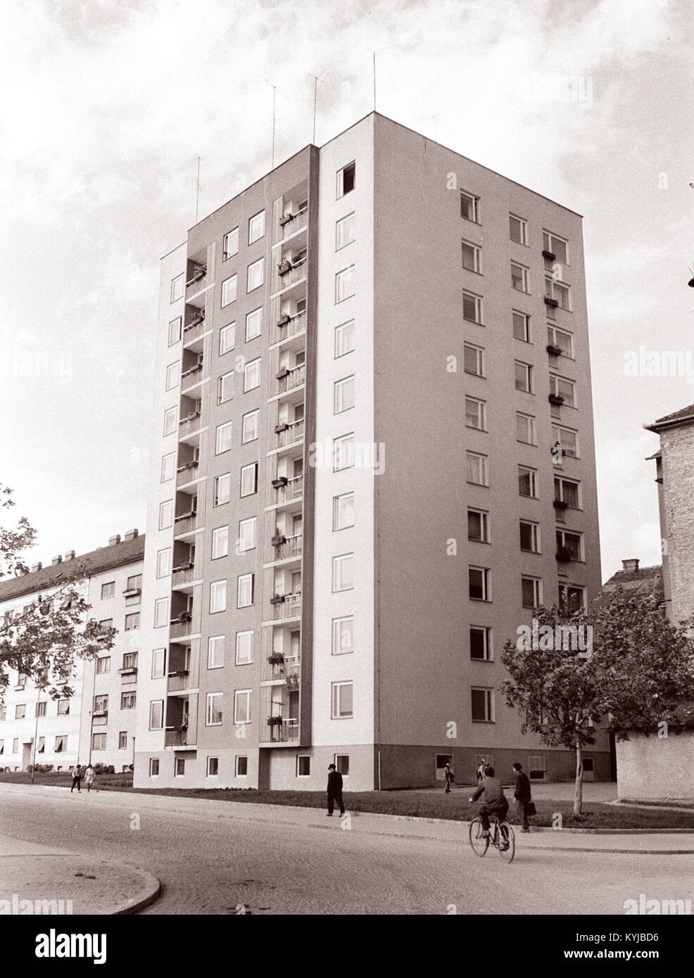 Photographie de 1960 montrant une tour de signalisation à côté d'un pont ferroviaire, illustrant l'infrastructure ferroviaire et les activités de transport dans la région. Banque D'Images