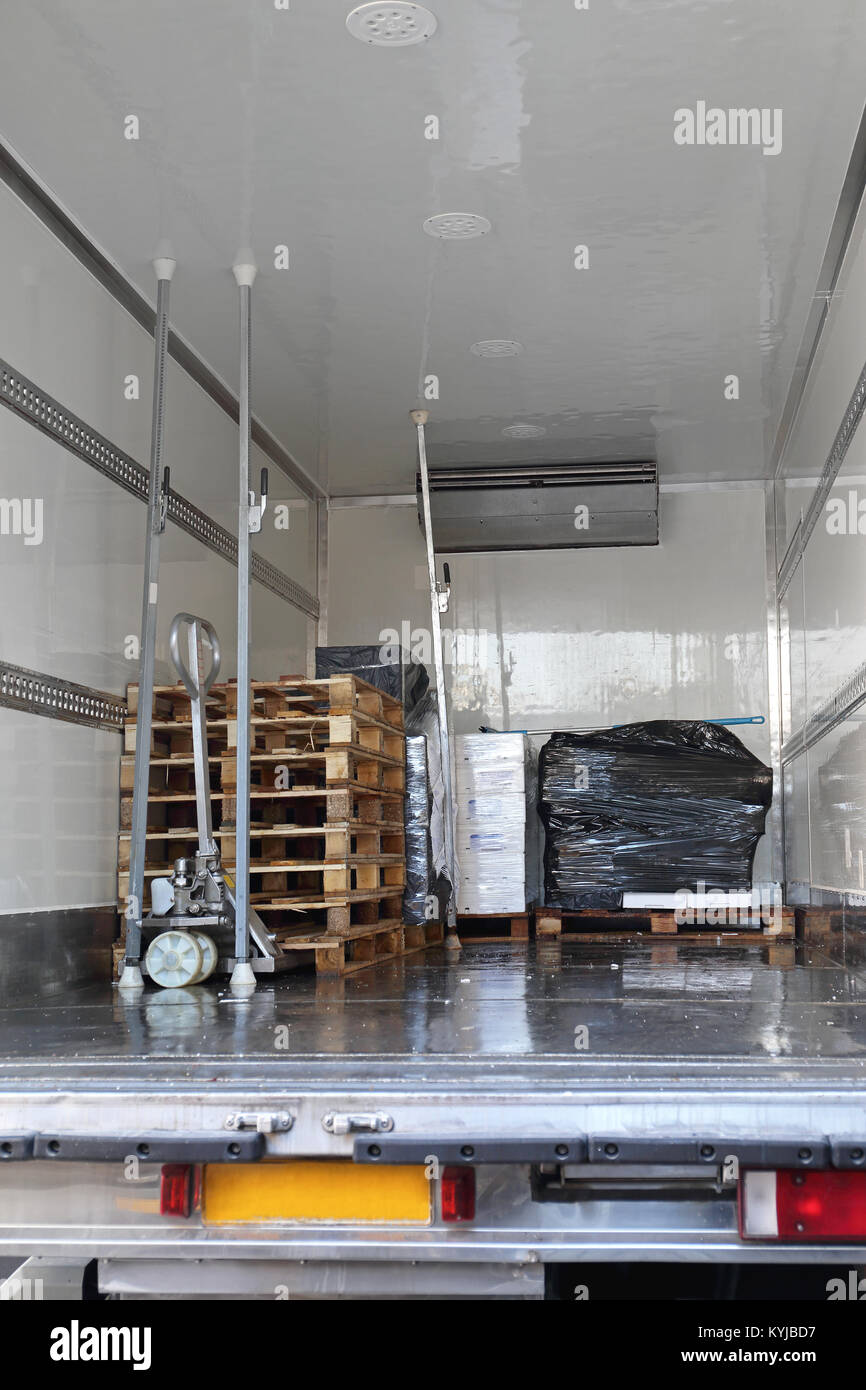 Pour l'intérieur de camion frigo Transport de marchandises périssables  Photo Stock - Alamy