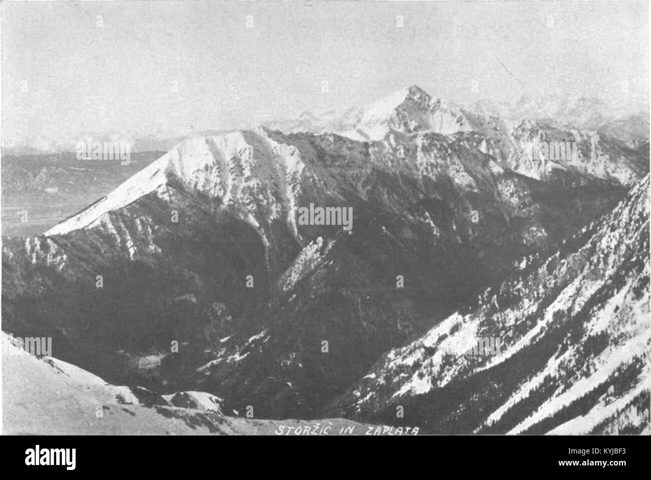 Photographie de 1913 représentant les montagnes slovènes de Storžič et Zaplata. Capturé par le photographe Bogomil Brinšek, il met en valeur le terrain accidenté des Alpes de Kamnik. Banque D'Images