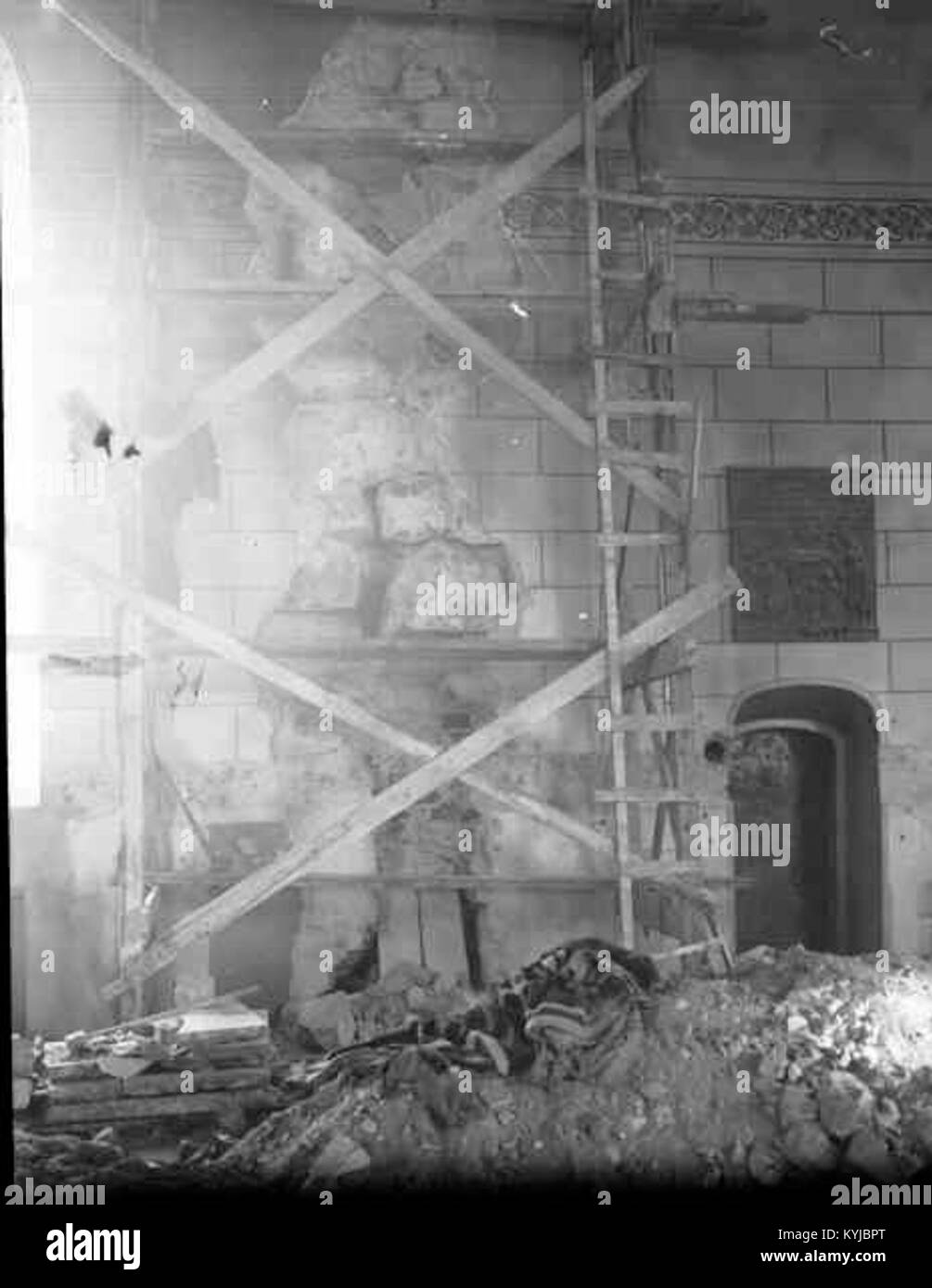 L'église Stora Mellösa, située dans le comté de Örebro, en Suède, a été construite à la fin des années 1100 Il a été agrandi vers l'est au XVe siècle, avec un porche et une sacristie ajoutés au XVIe siècle. La chapelle Göksholm a été incorporée au milieu des années 1600 Un incendie en 1743 détruisit la flèche et certaines parties de la structure, conduisant à une restauration entre 1830 et 1836. L'intérieur présente un fonts baptismaux du XIIe siècle et deux pierres runiques pré-chrétiennes dans le cimetière. Banque D'Images