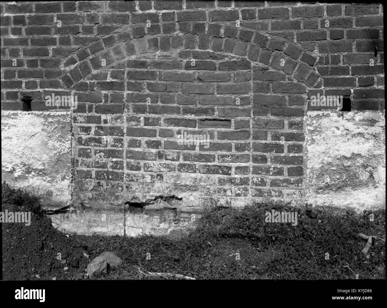 La cathédrale de Strängnäs en Suède est une église gothique avec des sculptures en pierre détaillées, des vitraux et un clocher proéminent, illustrant l'architecture médiévale. Banque D'Images