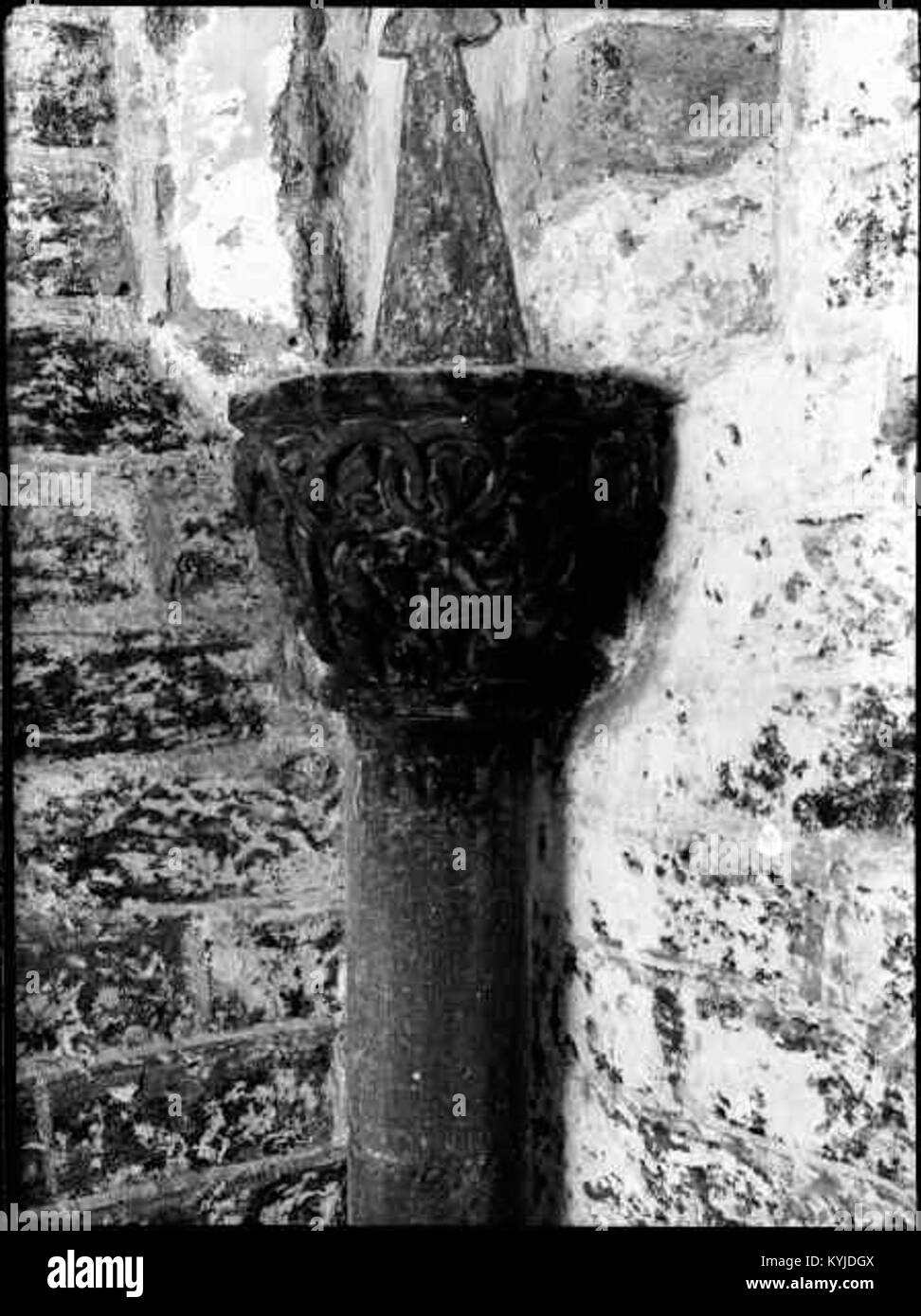 La cathédrale de Strängnäs en Suède est une église gothique historique connue pour ses vitraux complexes, ses pierres détaillées, son architecture médiévale et son rôle de monument religieux et culturel. Banque D'Images