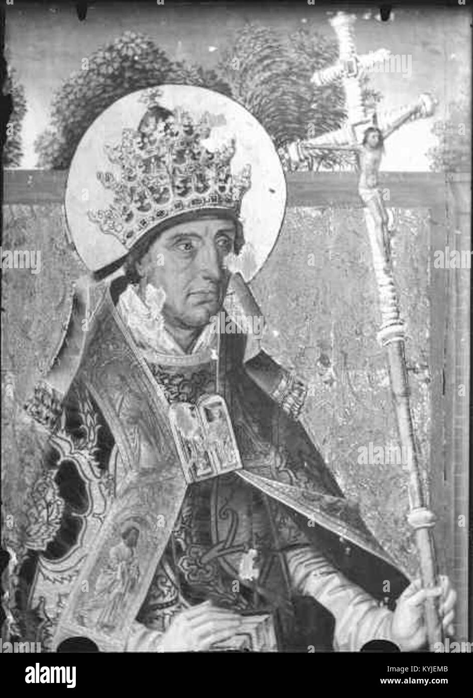 La photographie représente l’intérieur de la cathédrale de Strängnäs, avec des colonnes de pierre, des voûtes nervurées et des vitraux illustrant l’artisanat médiéval suédois. Banque D'Images