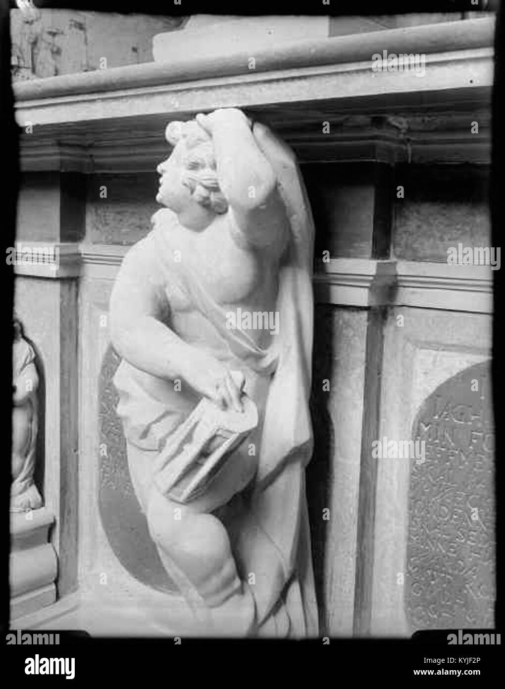 La cathédrale de Strängnäs en Suède est une église gothique du XIIIe siècle appréciée pour ses vitraux, son design médiéval et son importance dans l'histoire religieuse et culturelle régionale. Banque D'Images