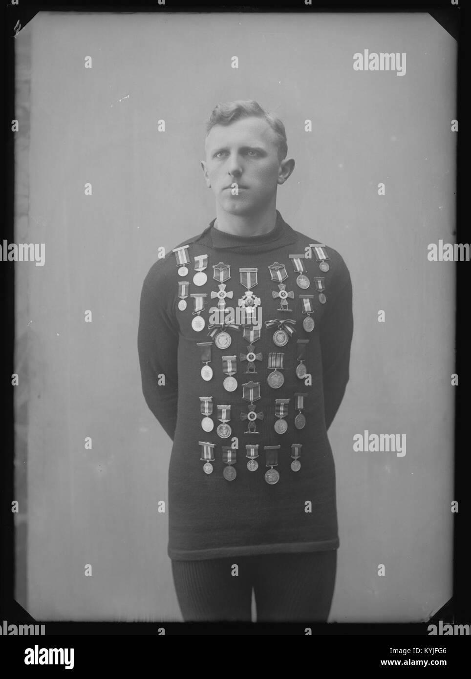 La photographie représente une rue de Valle, montrant l'aménagement urbain, la route et les bâtiments environnants dans la ville. Banque D'Images