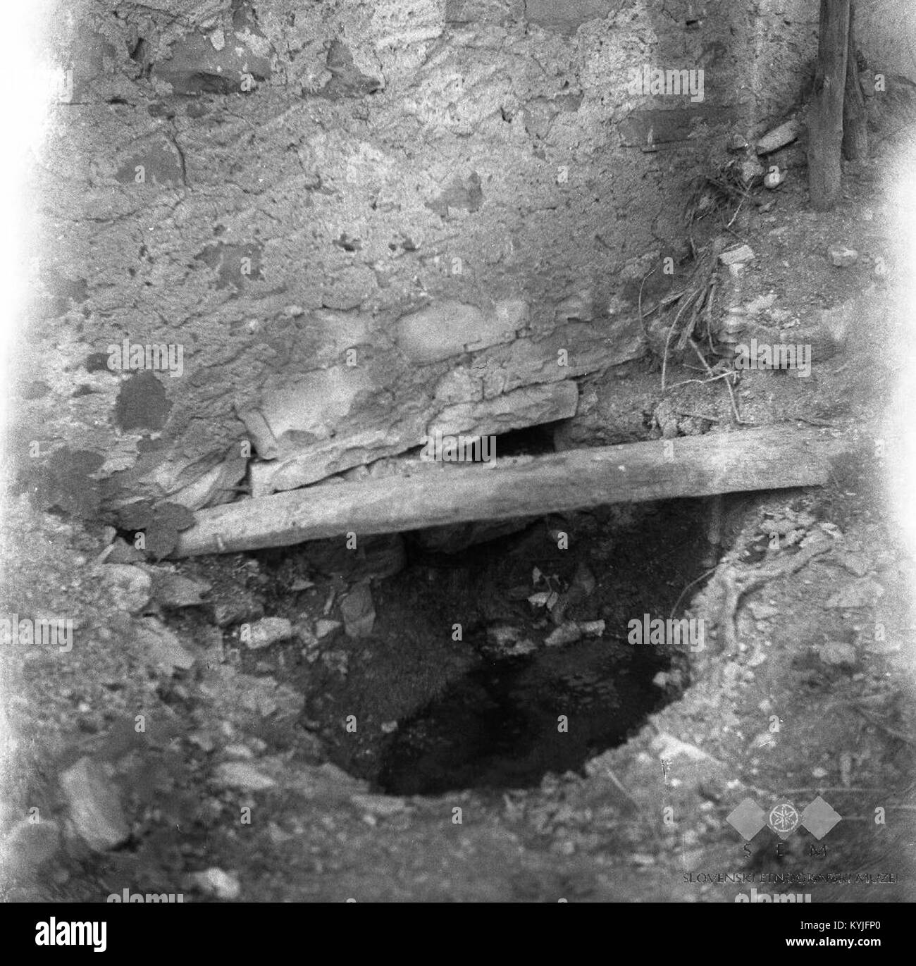 Photographie d'août 1953 représentant une toilette extérieure (fosse et planche) contre le mur d'une maison à Gornji Brezovk, Slovénie. Cette image donne un aperçu des pratiques d'assainissement rural de l'époque. Banque D'Images