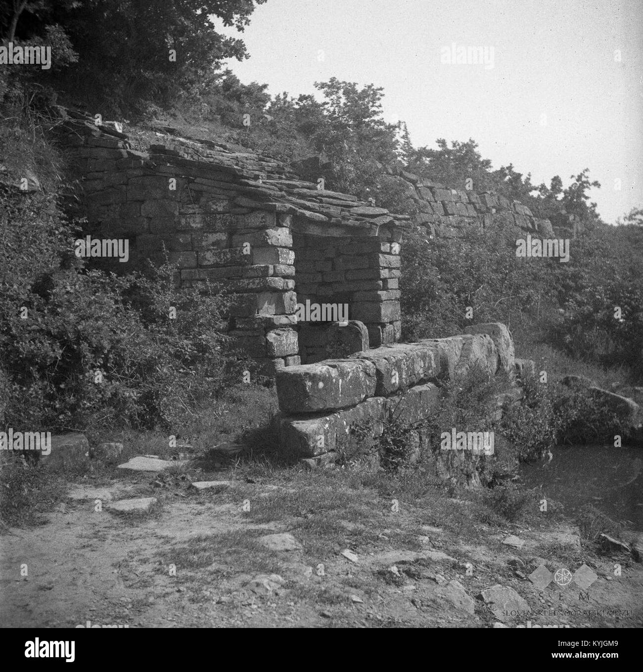 La photographie montre la source Studenec 'Brače' près de Breče, Slovénie, capturée en 1950, illustrant le paysage local et la source d'eau naturelle. Banque D'Images